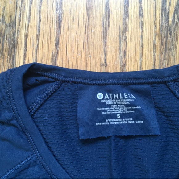 Athleta detailed blue top.  Size small - Picture 3 of 3
